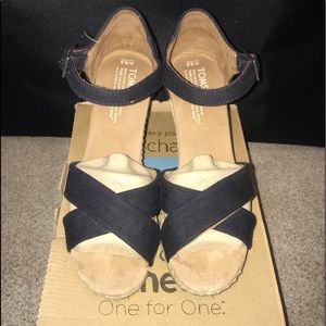 Tom’s wedge sandal